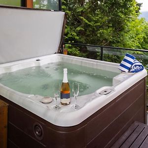 One-Bedroom King Suite Sea View